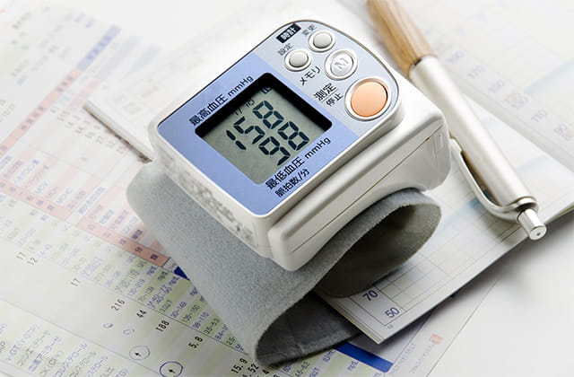 血圧計と診断用紙