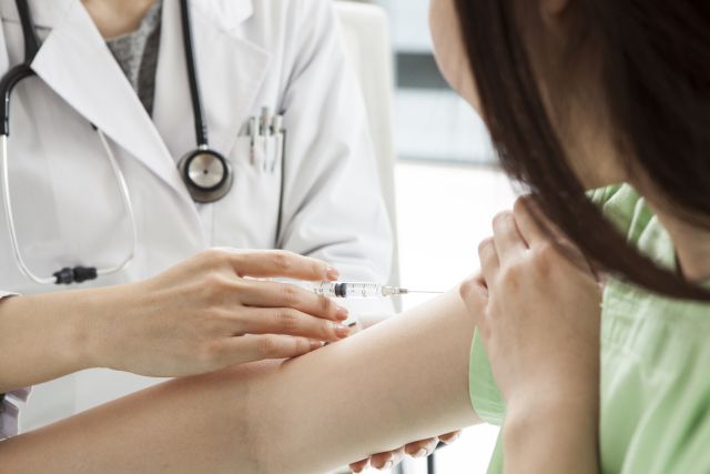 予防注射をうつ医師と患者